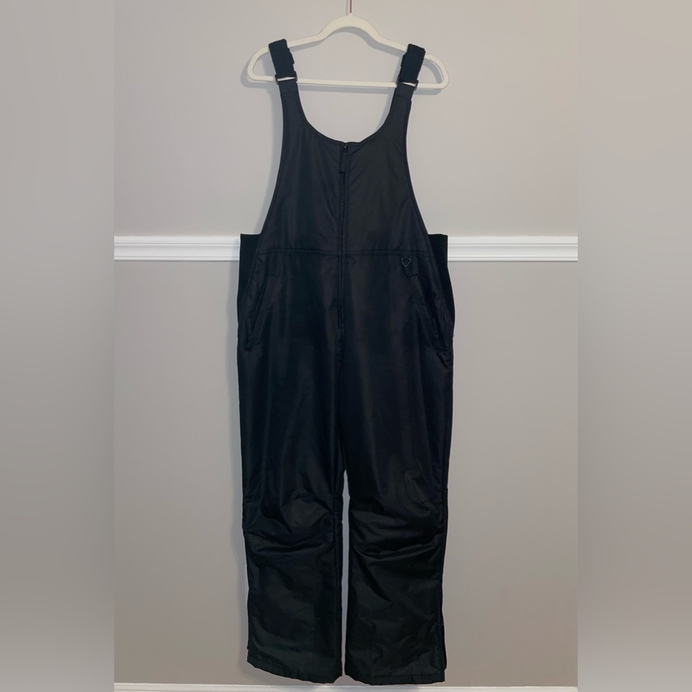 Ski/snowboard Overalls in black.